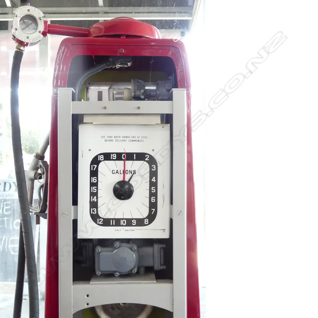 A restored 1960s Avery 101 Hardall Shell forecourt petrol pump Image 1++