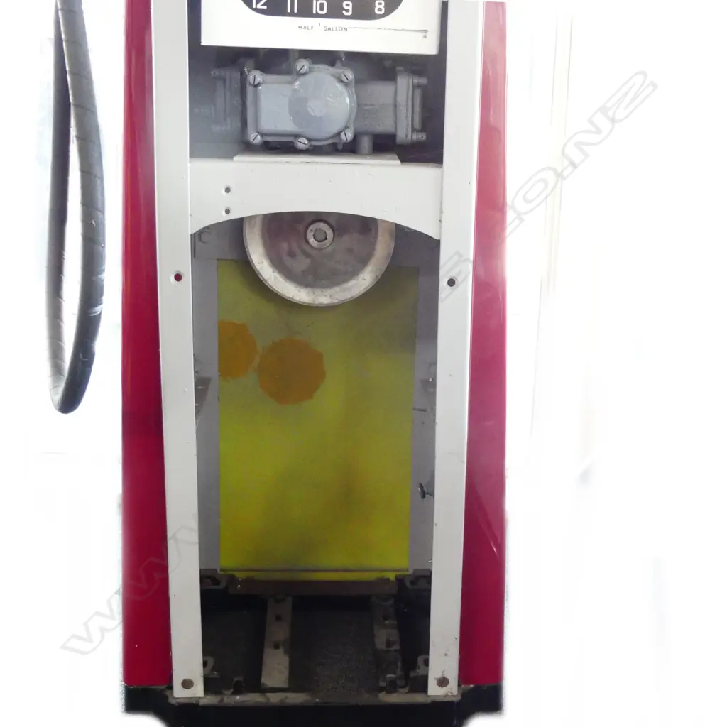 A restored 1960s Avery 101 Hardall Shell forecourt petrol pump Image 1++