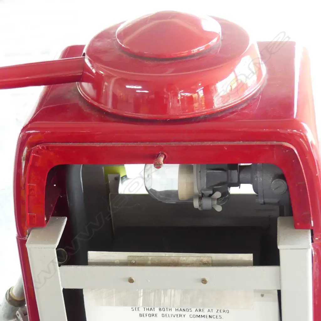 A restored 1960s Avery 101 Hardall Shell forecourt petrol pump Image 1++