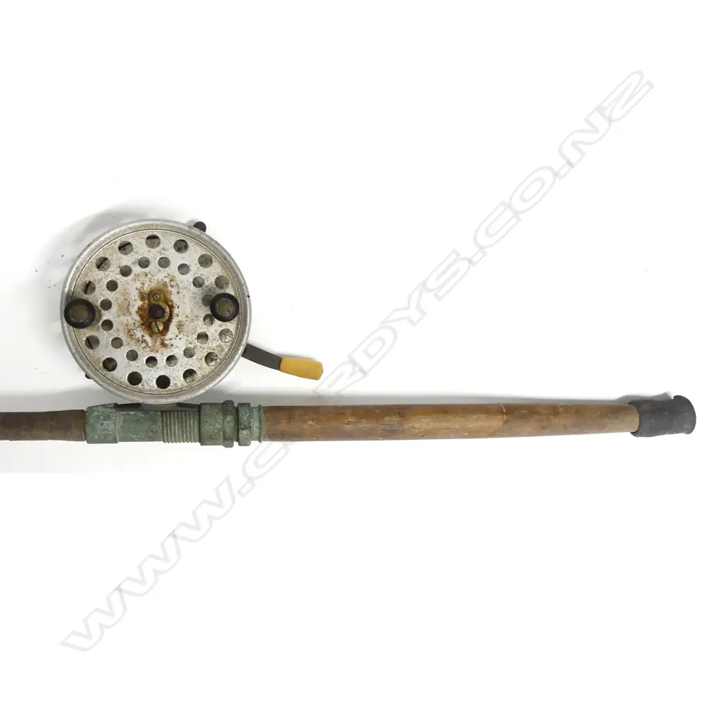 A vintage Hardy 'Sea Silex' 6" reel. The reel stamped with patent Nos. 9788 and 9281 and 'Made for W.H. Tisdall Ltd Image 1++