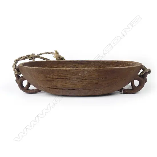 Ian McMillan restrained carved wakahuia
