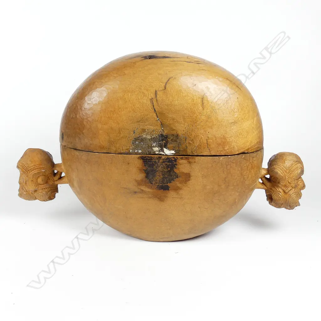 Ian McMillan carved kauri substantial wakahuia Image 1++