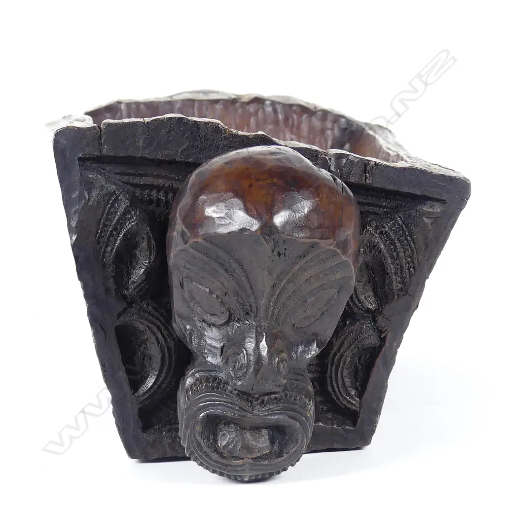 Ian McMillan carved papahou treasure box Image 1++