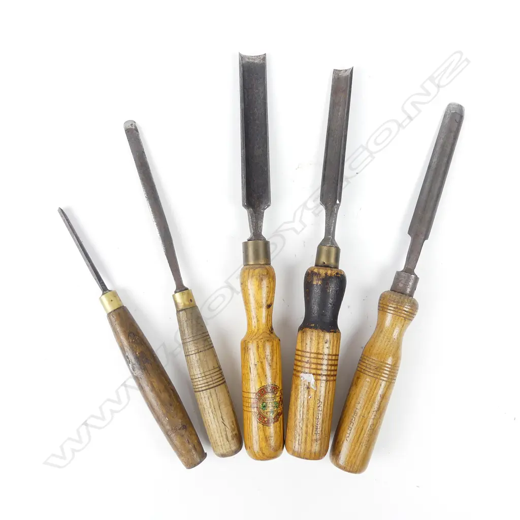 Five vintage chisels Image 1++