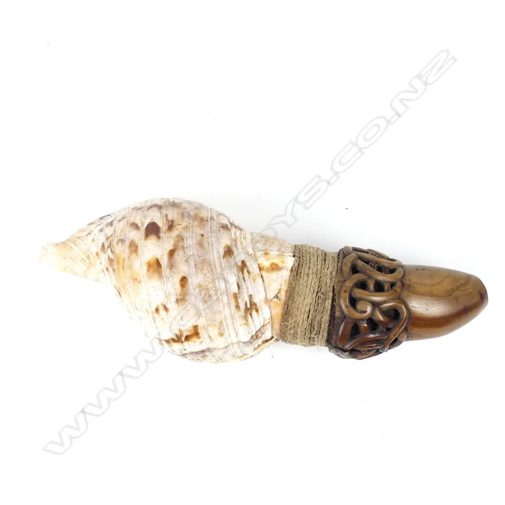 IAN McMILLAN MAORI CARVED TRUMPET: Image 1++