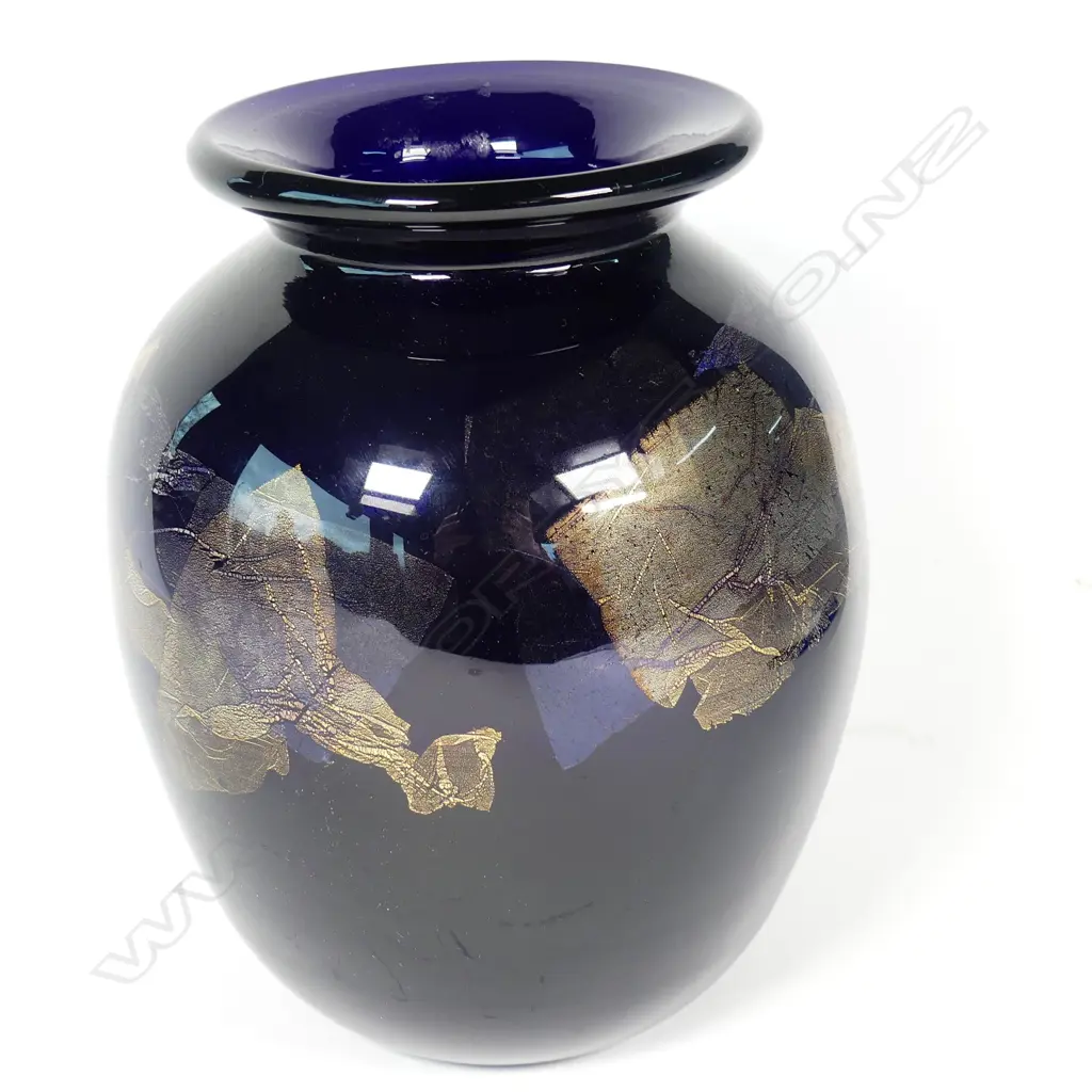 A Gary Nash glass vase Image 1++