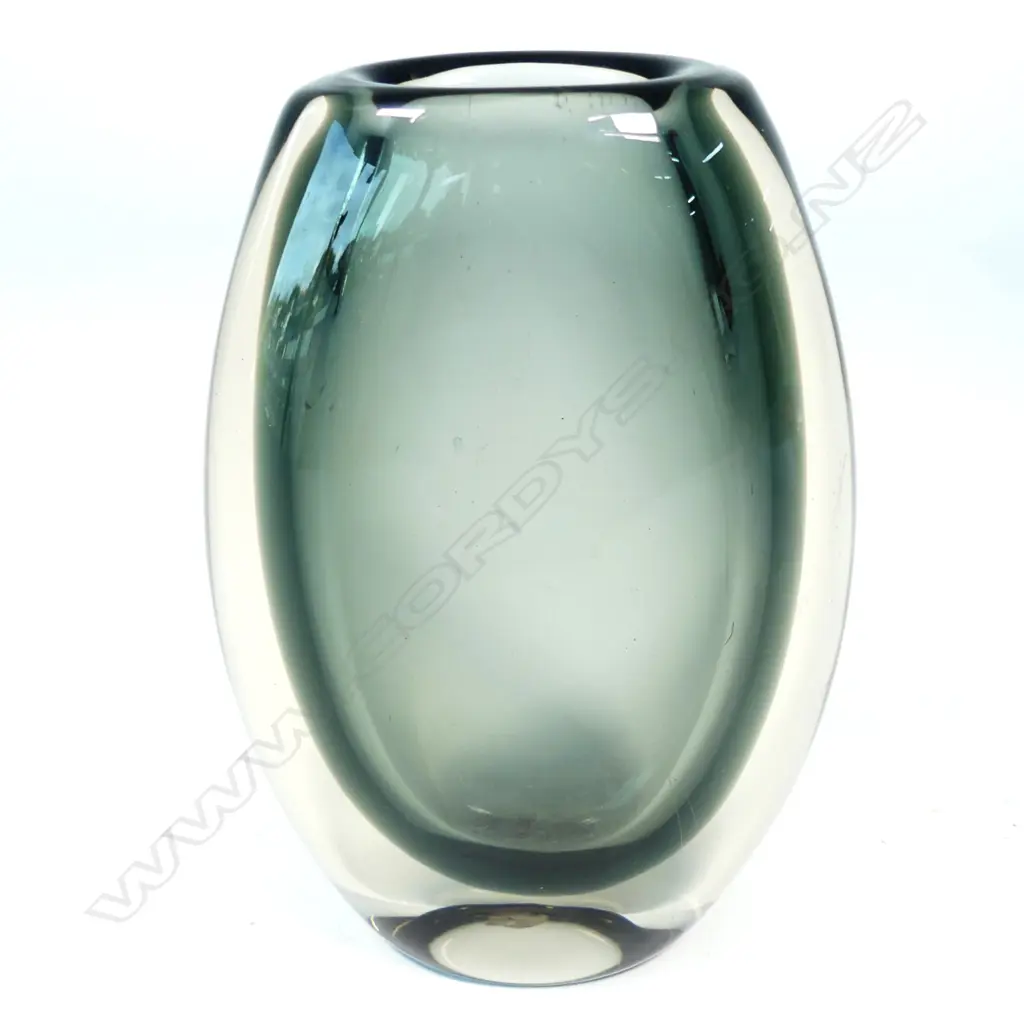 A heavy Norwegian glass vase by Hadeland Image 1++