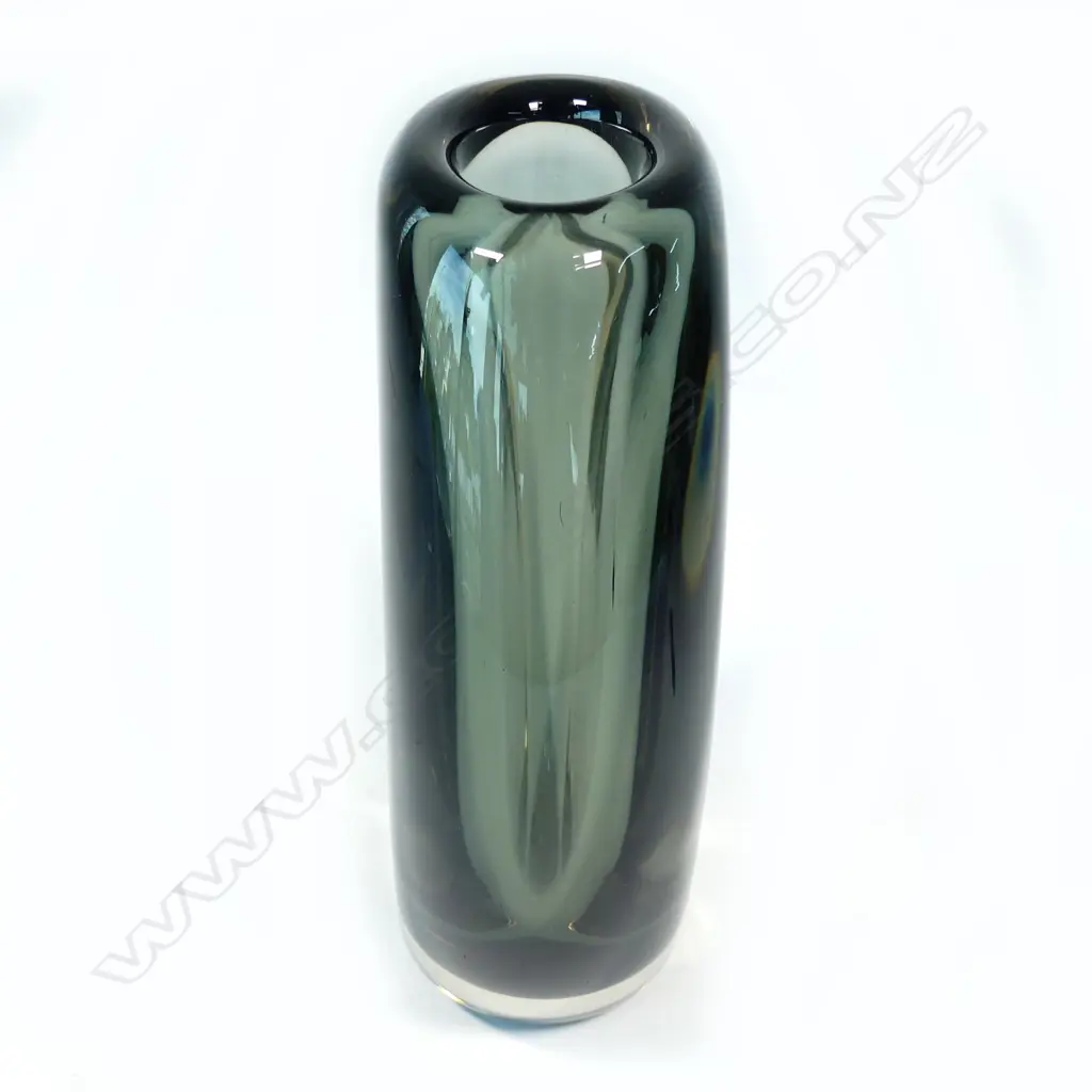 A heavy Norwegian glass vase by Hadeland Image 1++