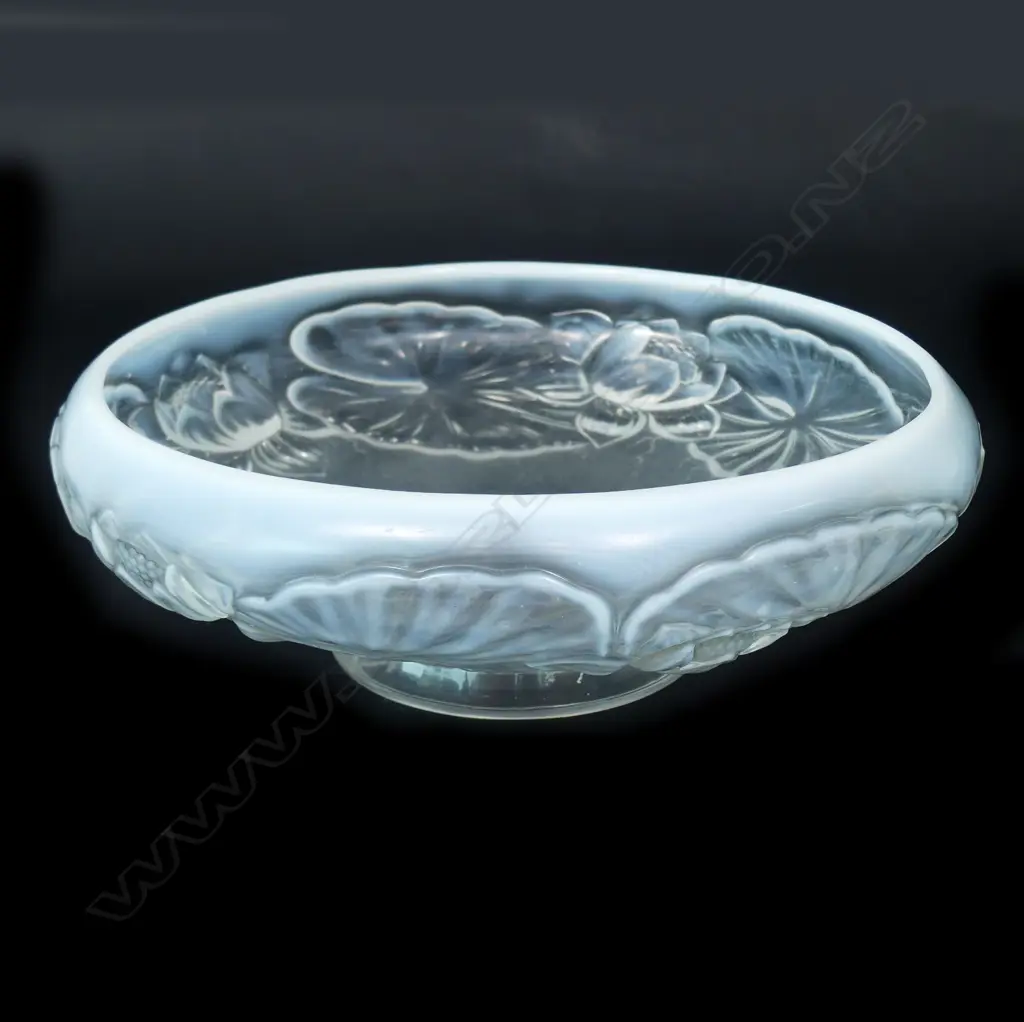 A French opalescent glass bowl Image 1++
