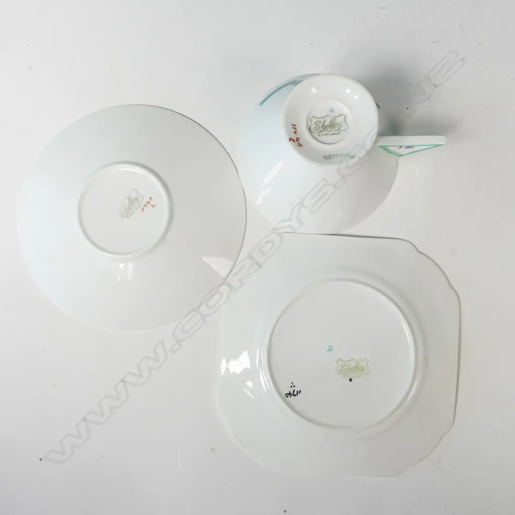 Nine pieces of Shelley Vogue bone china pattern 11740 Image 1++