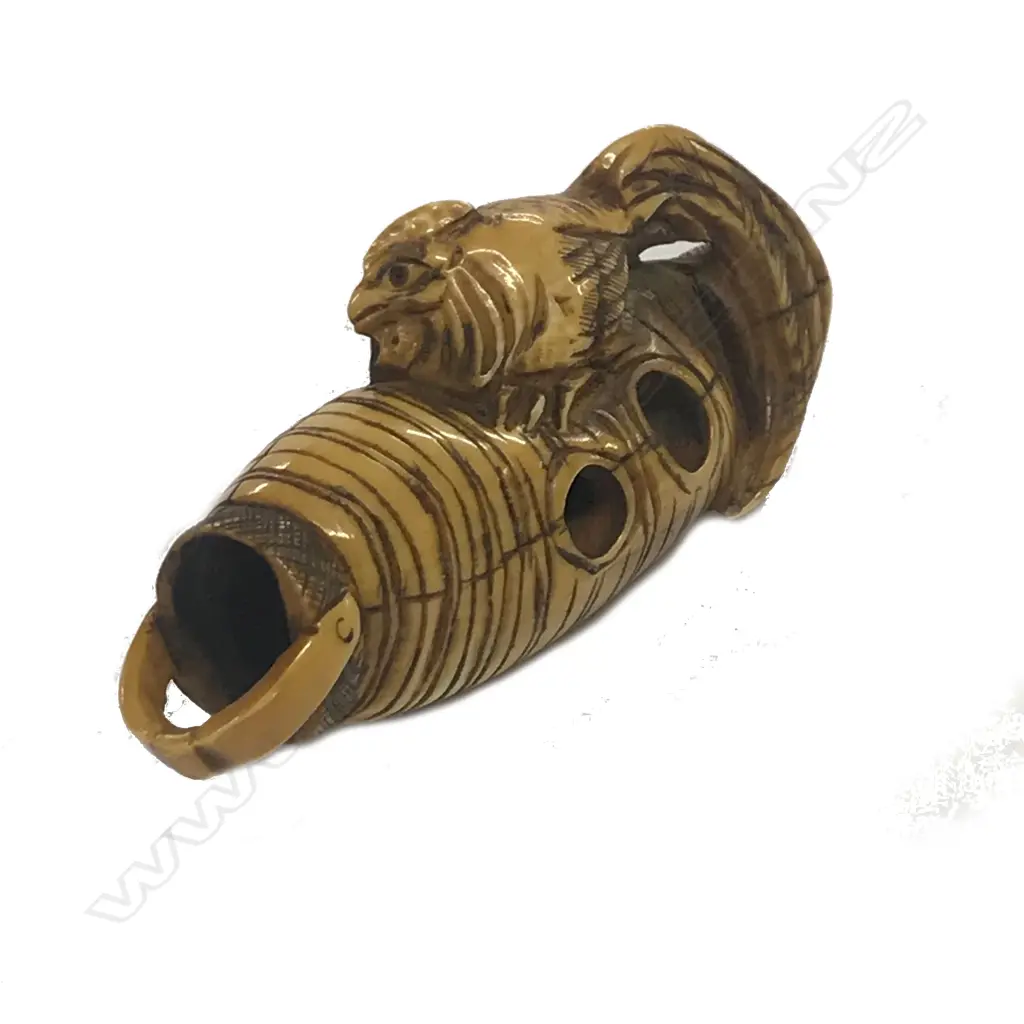 A Japanese ivory netsuke of a cockerel Image 1++