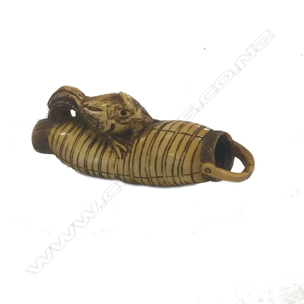 A Japanese ivory netsuke of a cockerel Image 1++