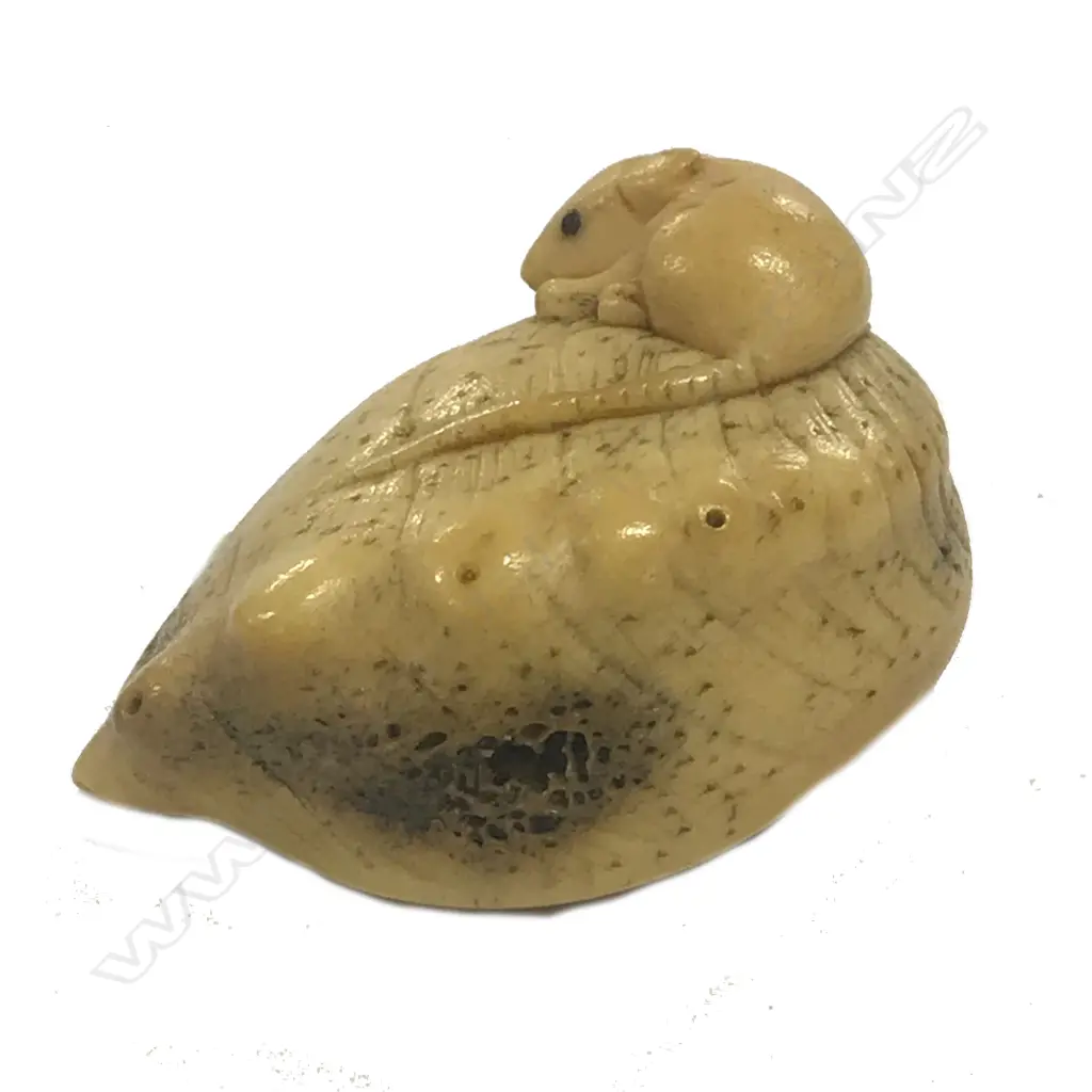 A well carved Japanese stag antler netsuke of a rat Image 1++