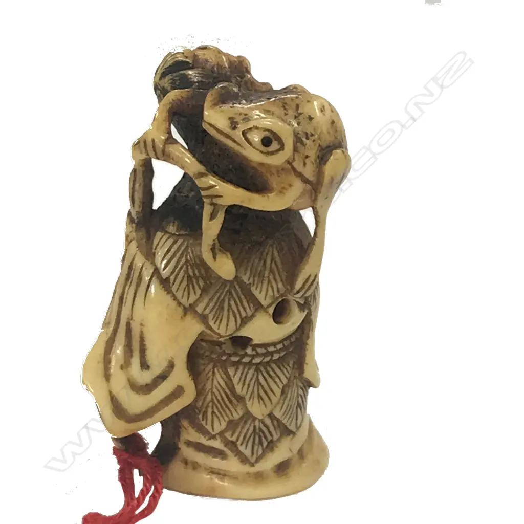 An old Japanese stag antler netsuke Image 1++