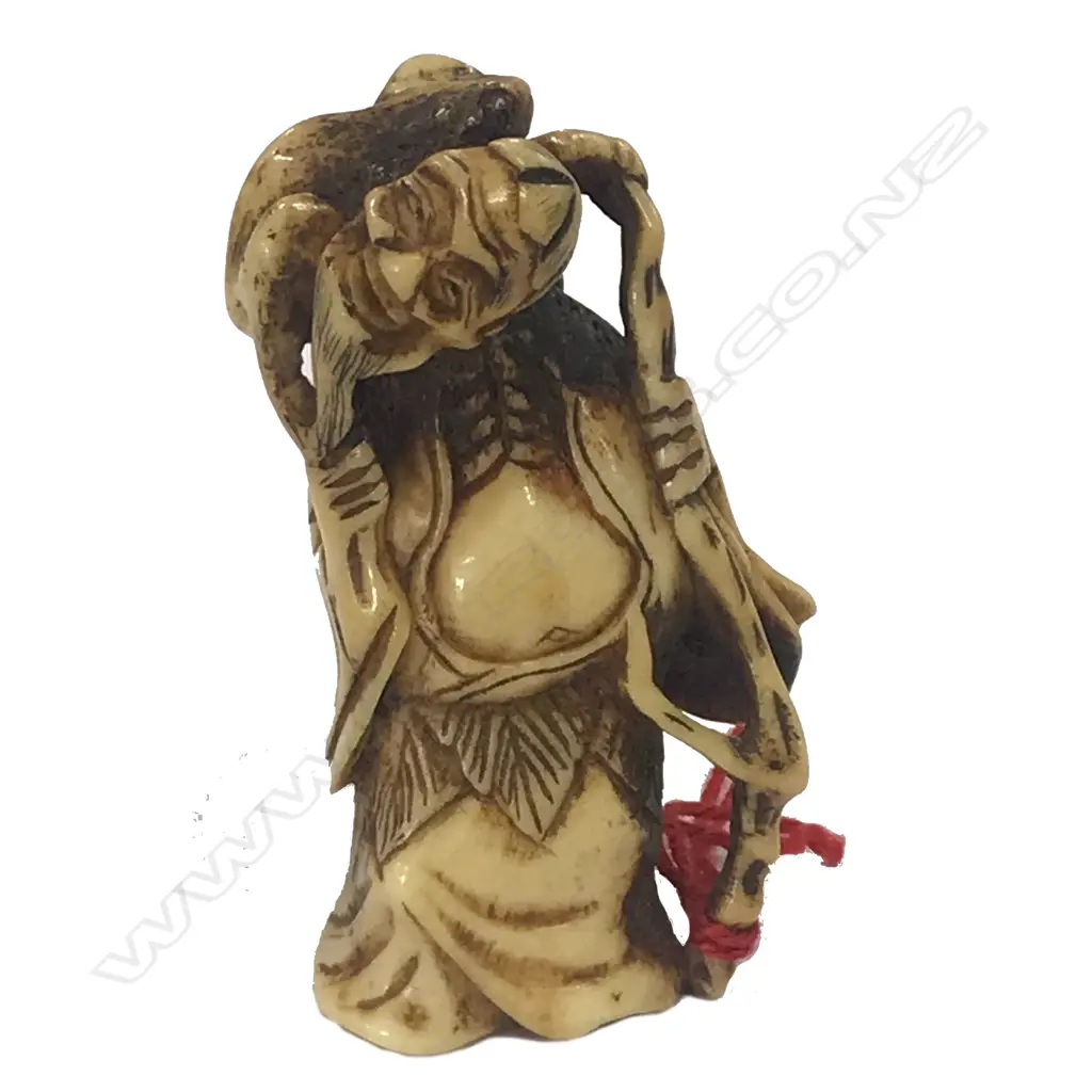 An old Japanese stag antler netsuke Image 1++