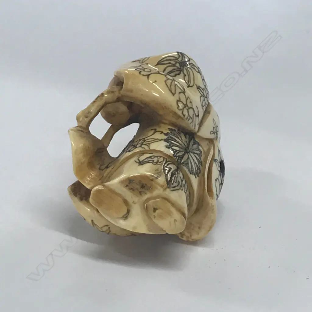 A Japanese ivory netsuke Image 1++