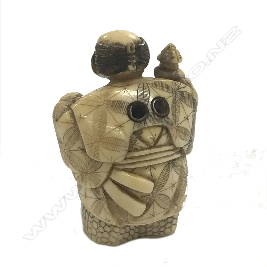 A Japanese ivory netsuke of a samurai Image 1++