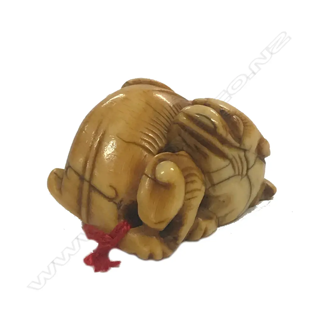 An old Japanese ivory netsuke Image 1++