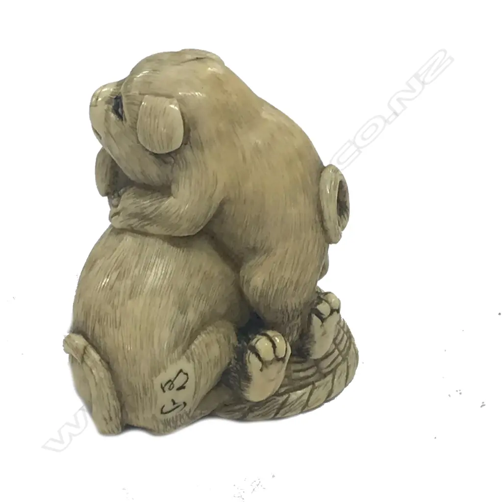 A well carved Japanese ivory netsuke Image 1++