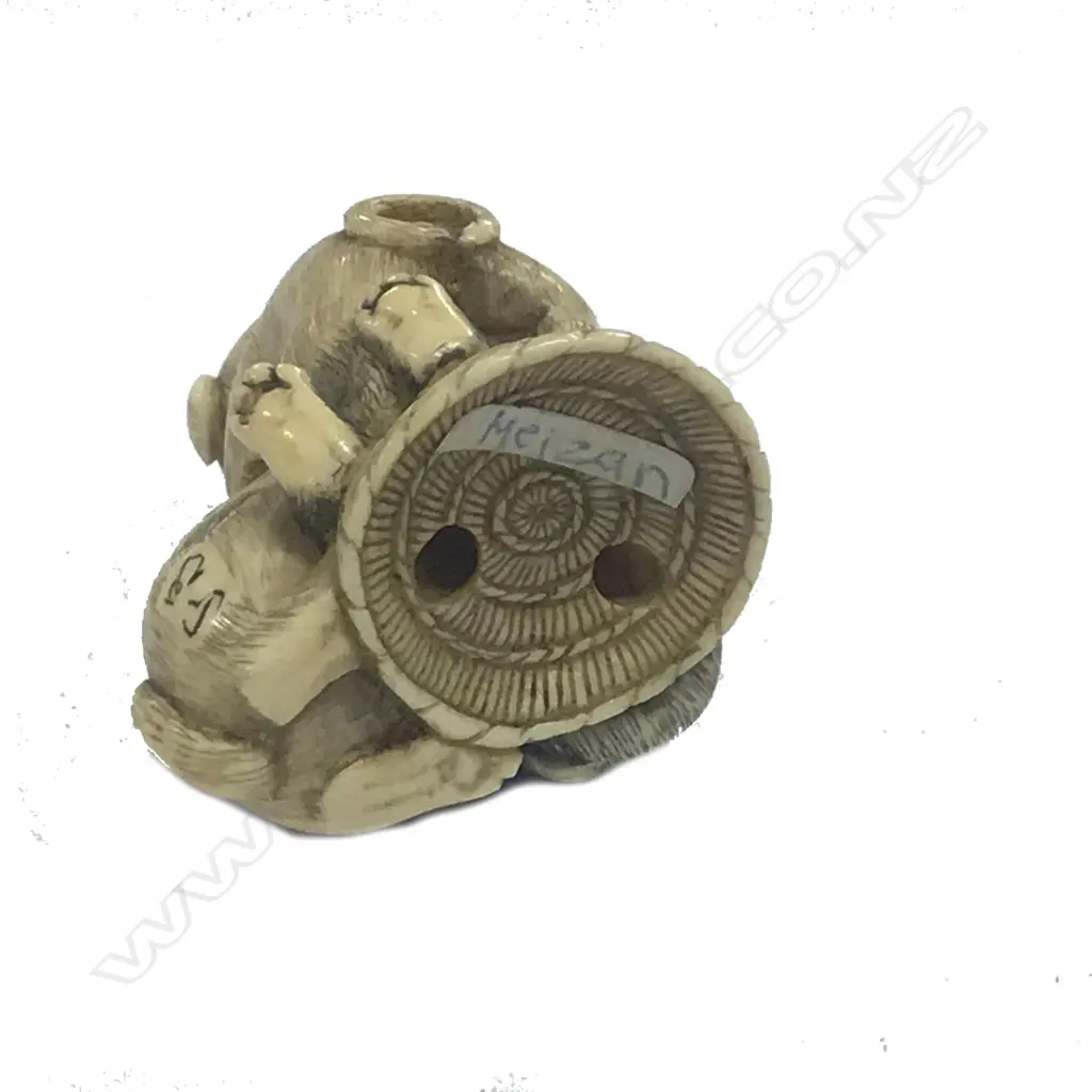 A well carved Japanese ivory netsuke Image 1++