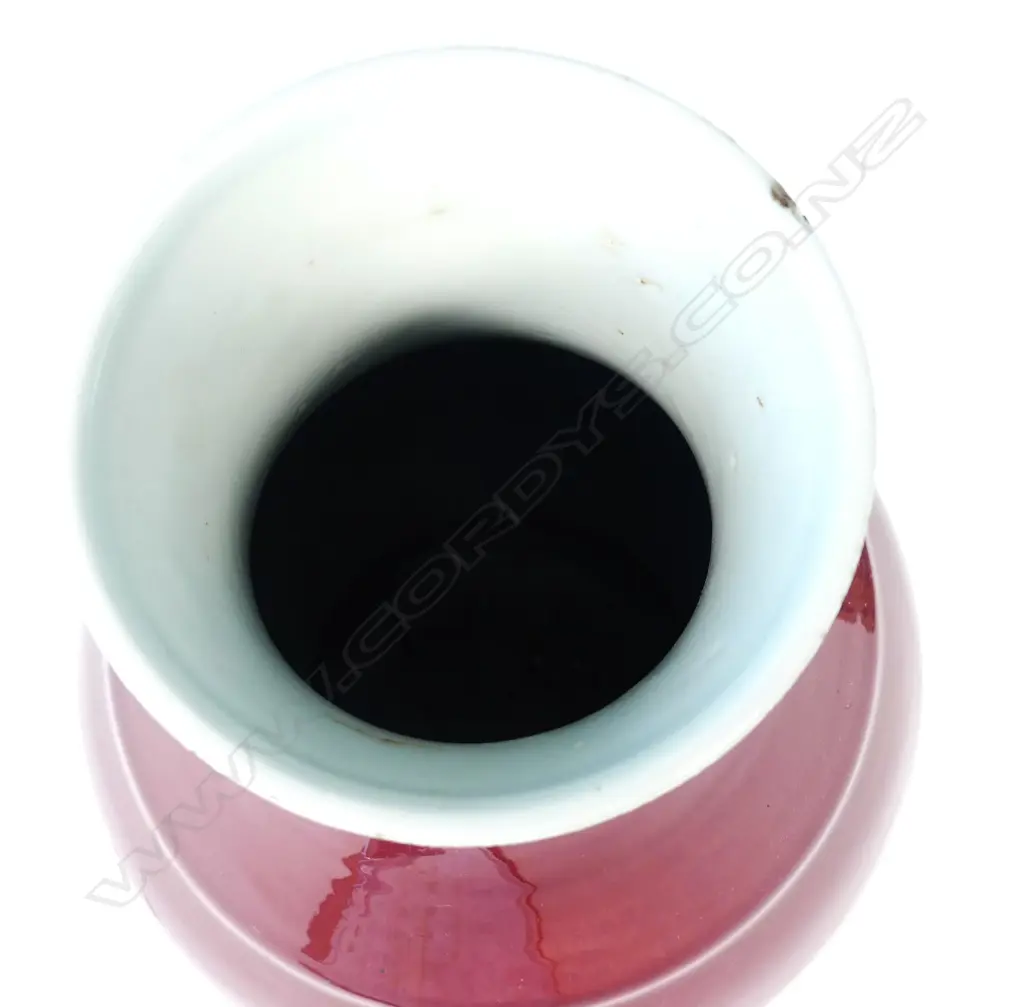 An old Chinese porcelain vase Image 1++