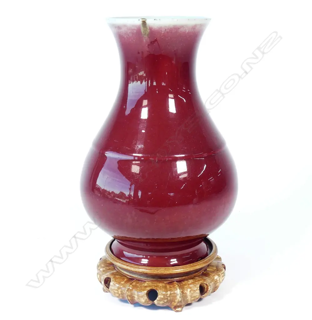 An old Chinese porcelain vase Image 1++