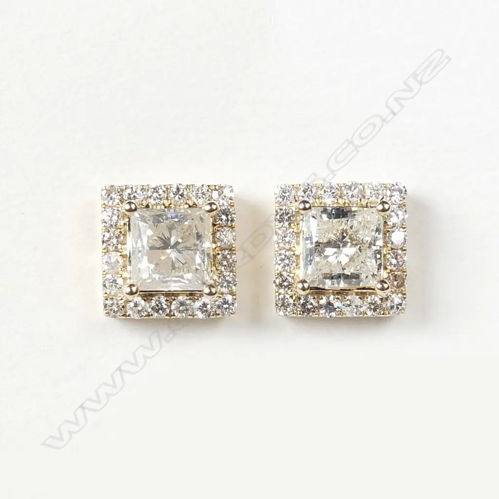 A pair of 14ct gold and diamond halo earrings Image 1++