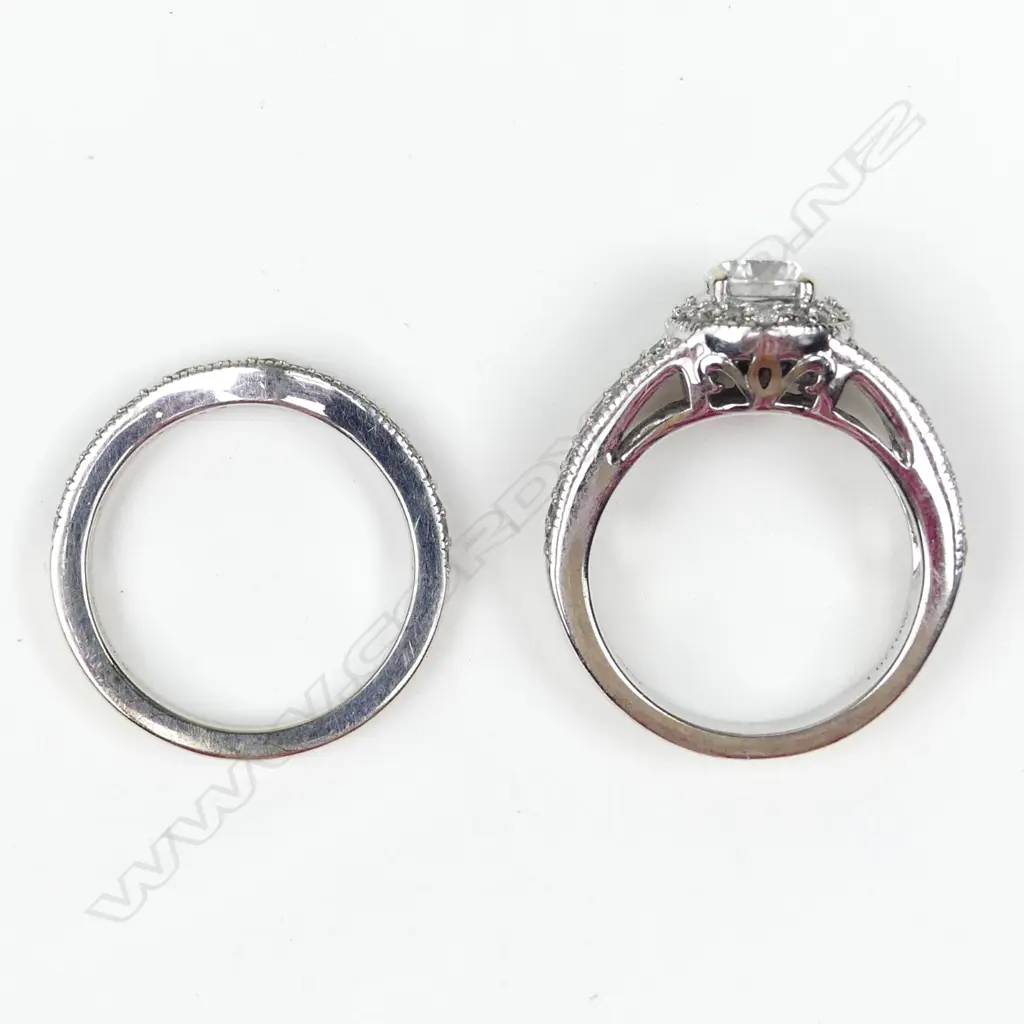 An 18ct white gold and diamond ring set Image 1++