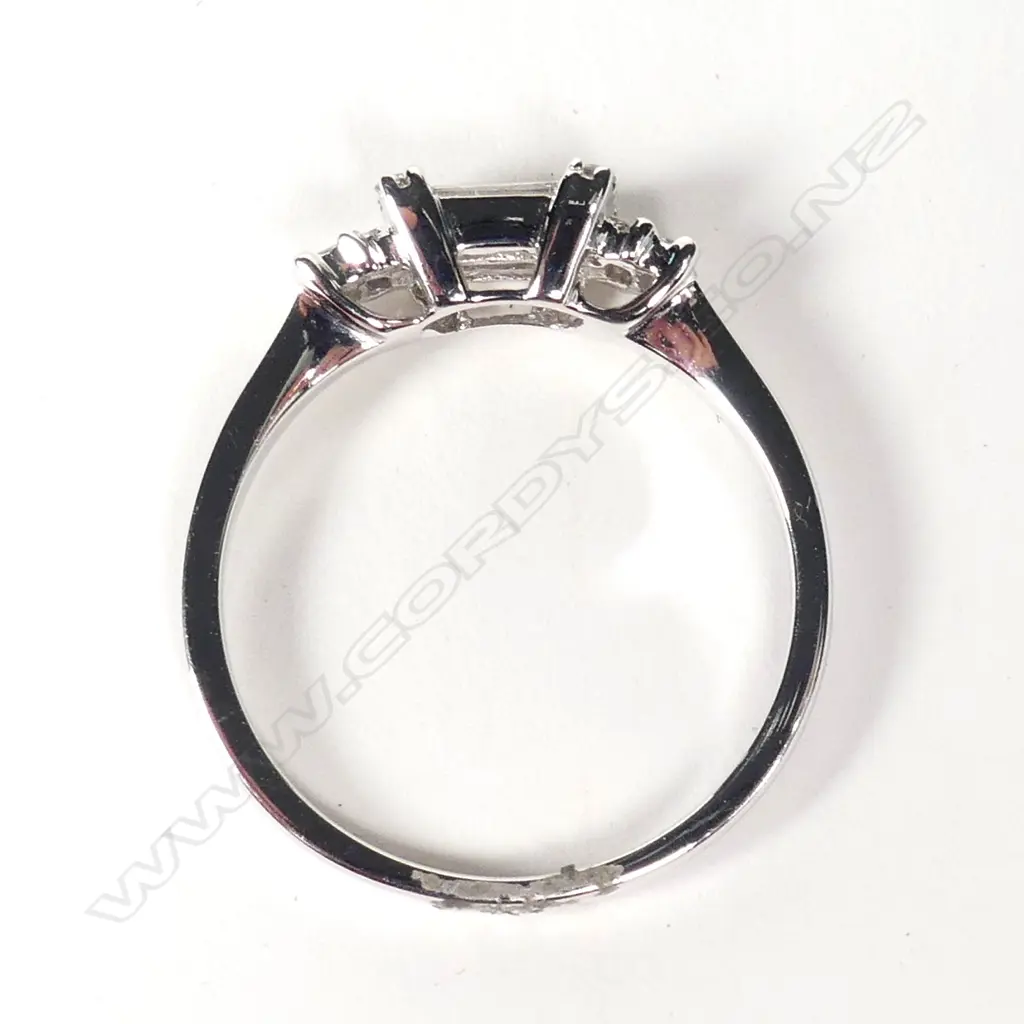 An 18ct white gold and diamond ring Image 1++