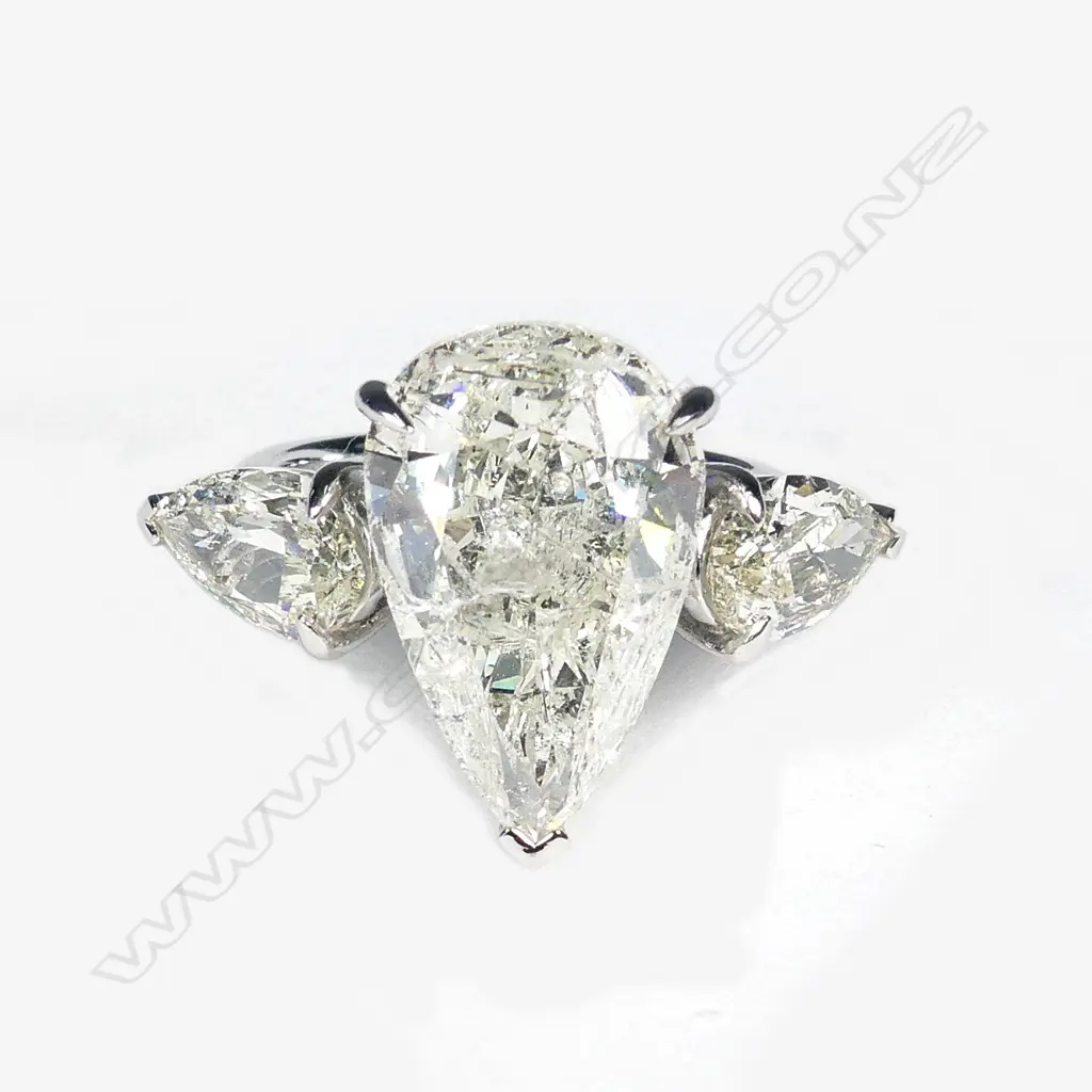 An impressive platinum and diamond ring Image 1++