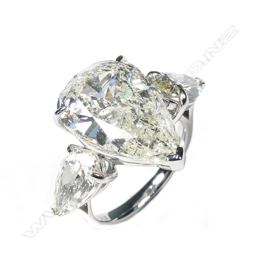 An impressive platinum and diamond ring Image 1++