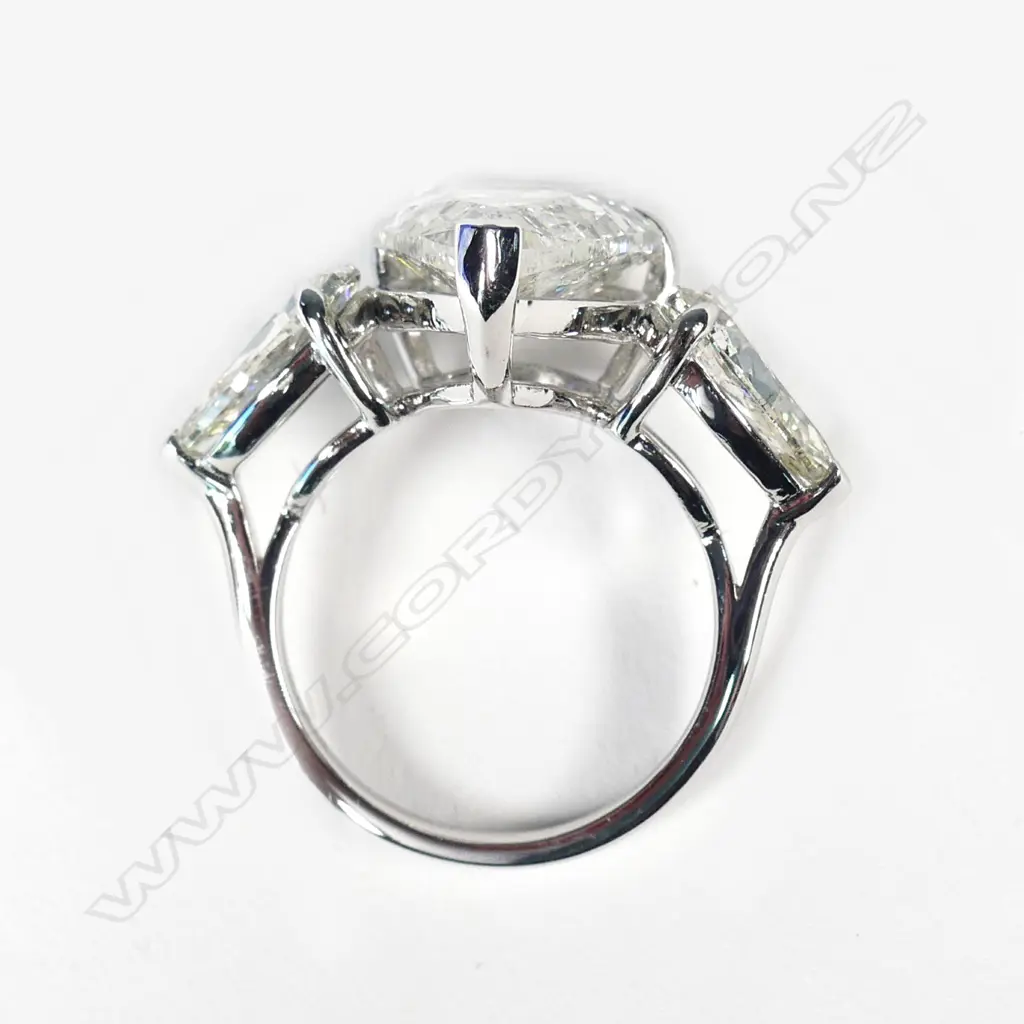 An impressive platinum and diamond ring Image 1++