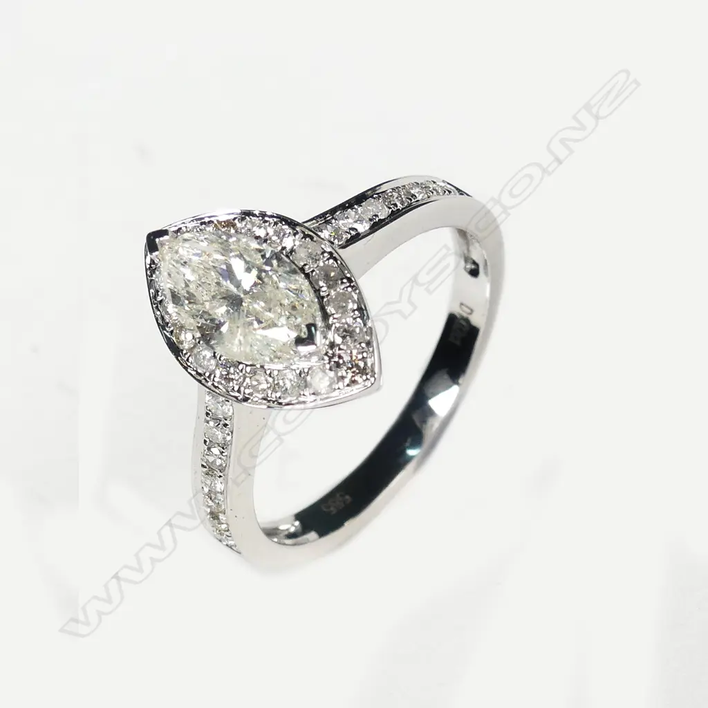 A 14ct white gold and diamond ring Image 1++