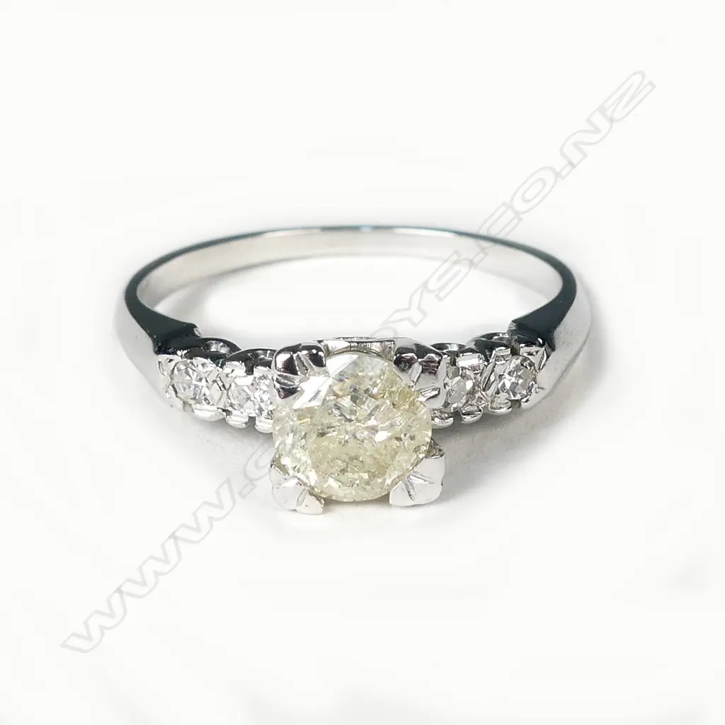 A 14ct white gold and diamond ring Image 1++