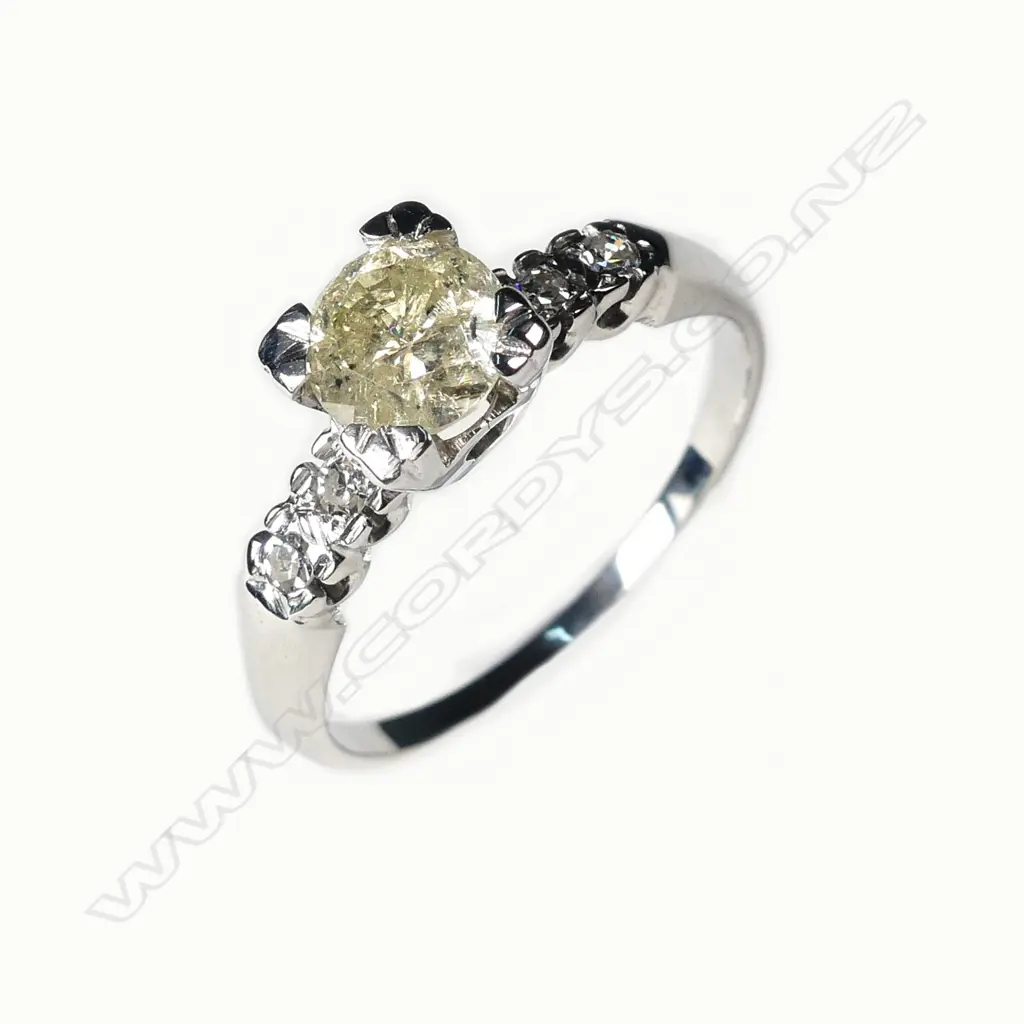 A 14ct white gold and diamond ring Image 1++