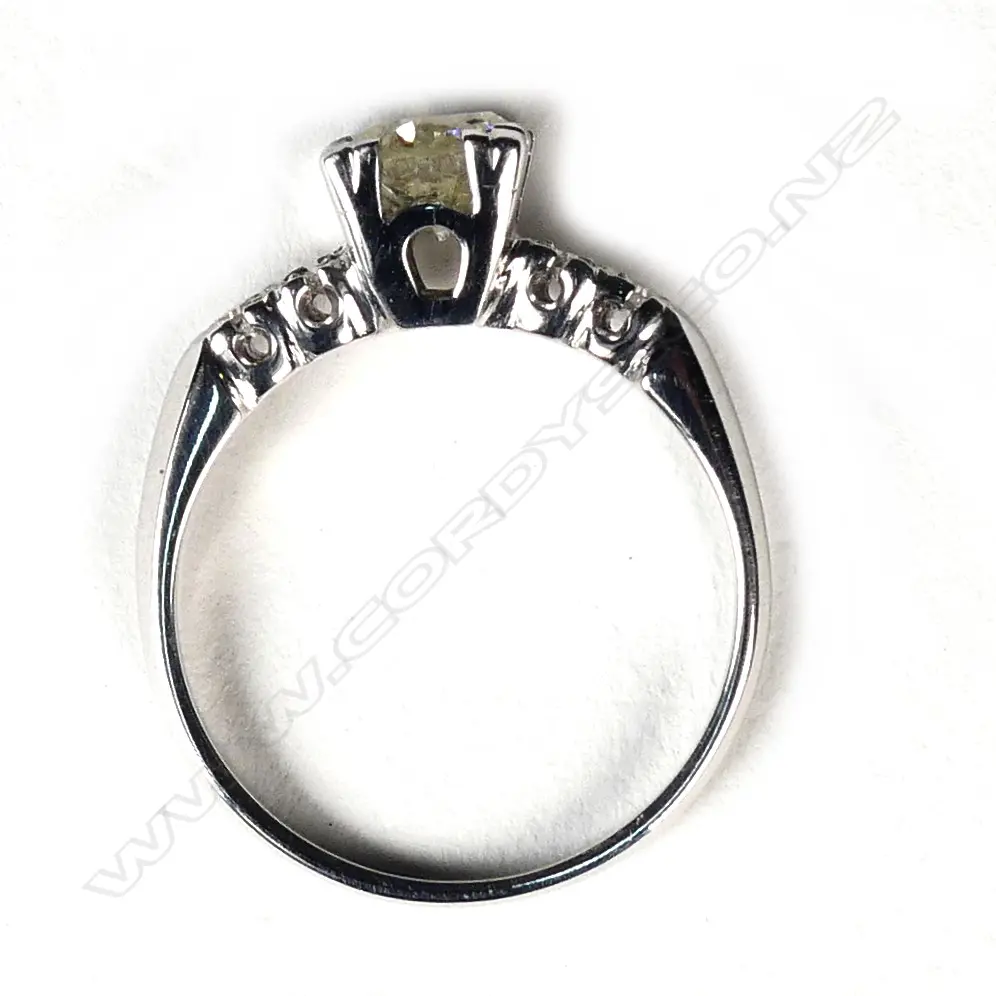 A 14ct white gold and diamond ring Image 1++