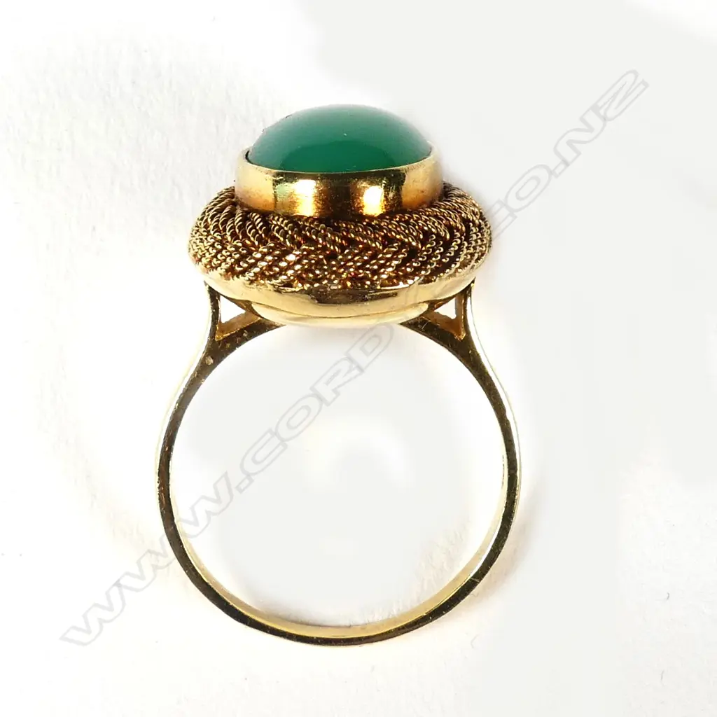 An 18ct gold and jade ring Image 1++