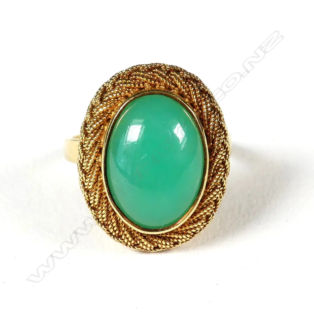An 18ct gold and jade ring Image 1++