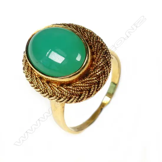 An 18ct gold and jade ring
