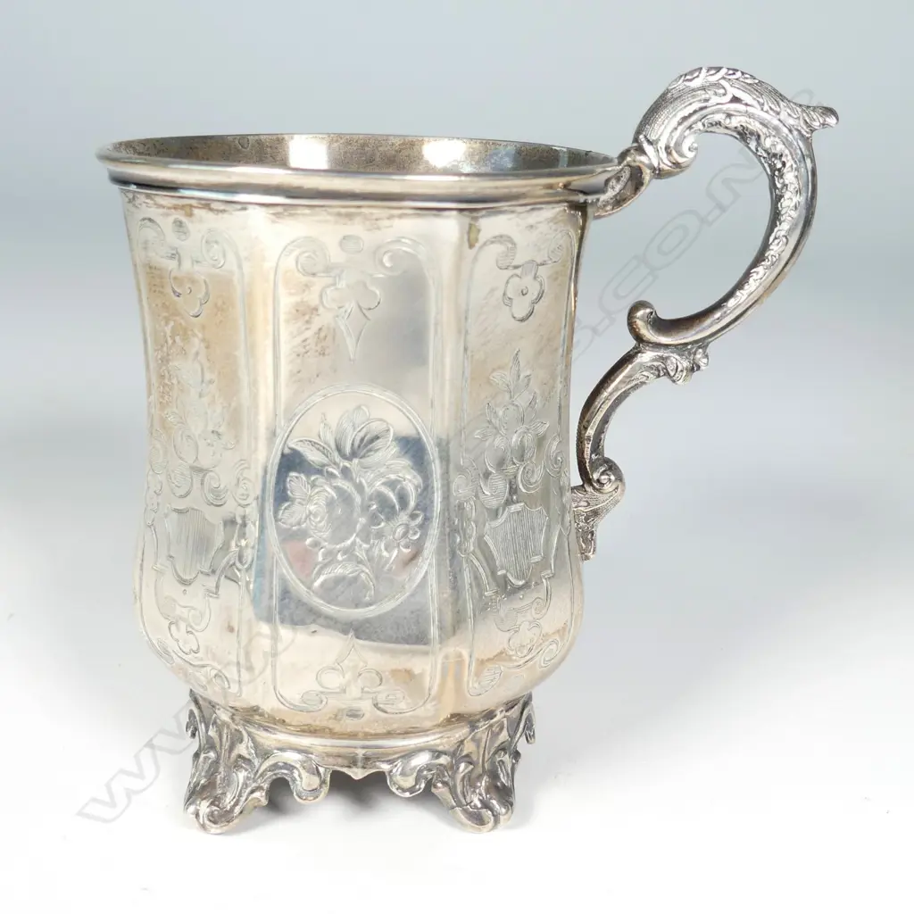 A Victorian silver mug Image 1++