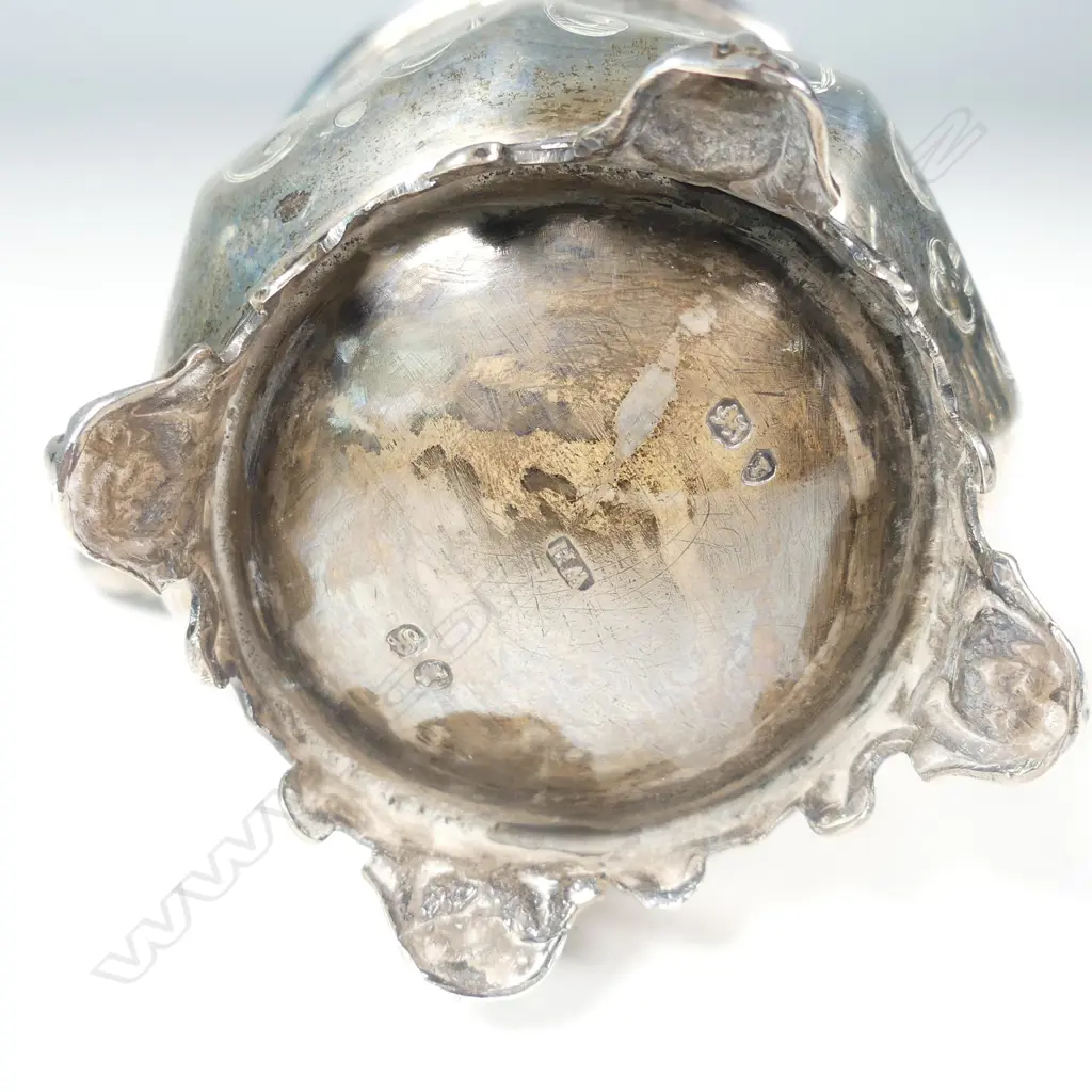 A Victorian silver mug Image 1++