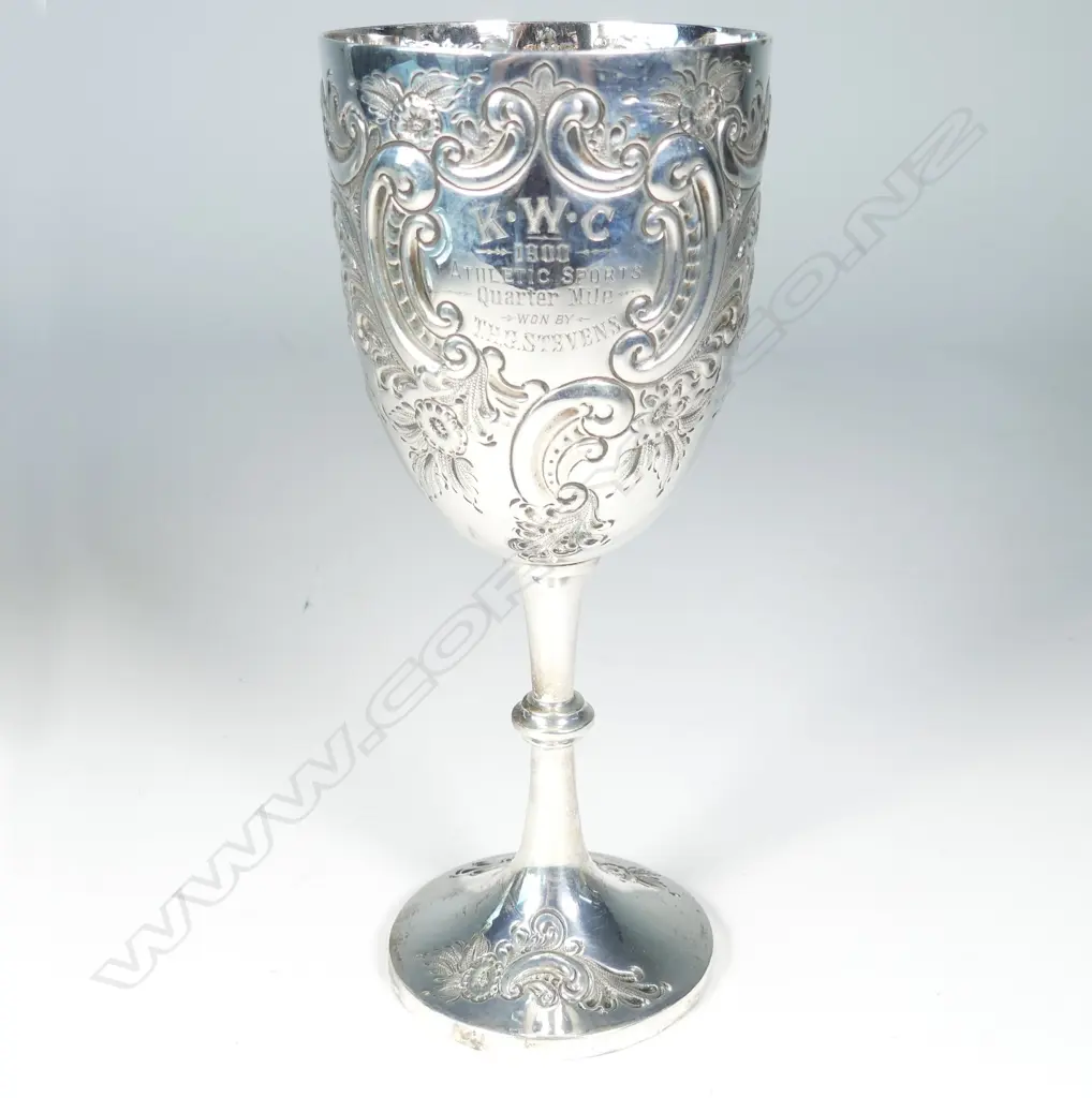 A Victorian silver trophy cup Image 1++