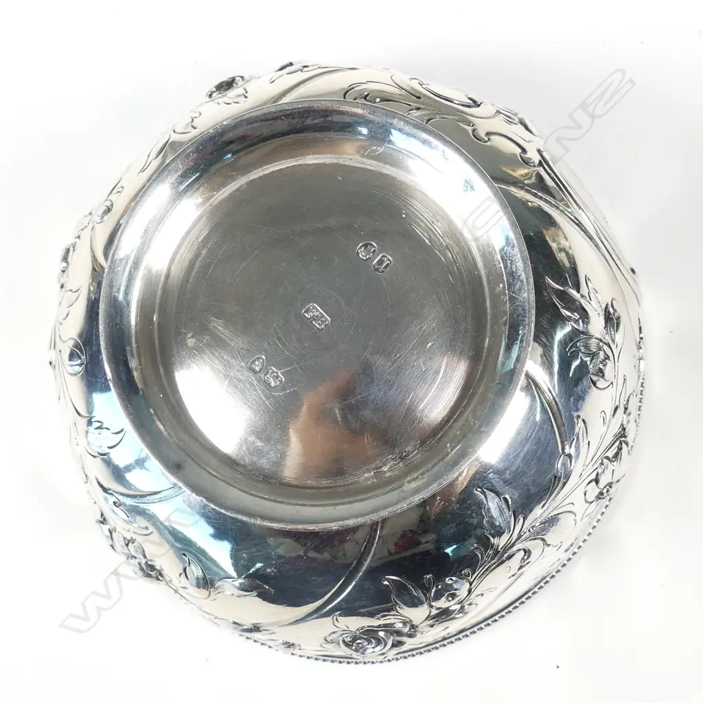 A Victorian silver sugar basin Image 1++