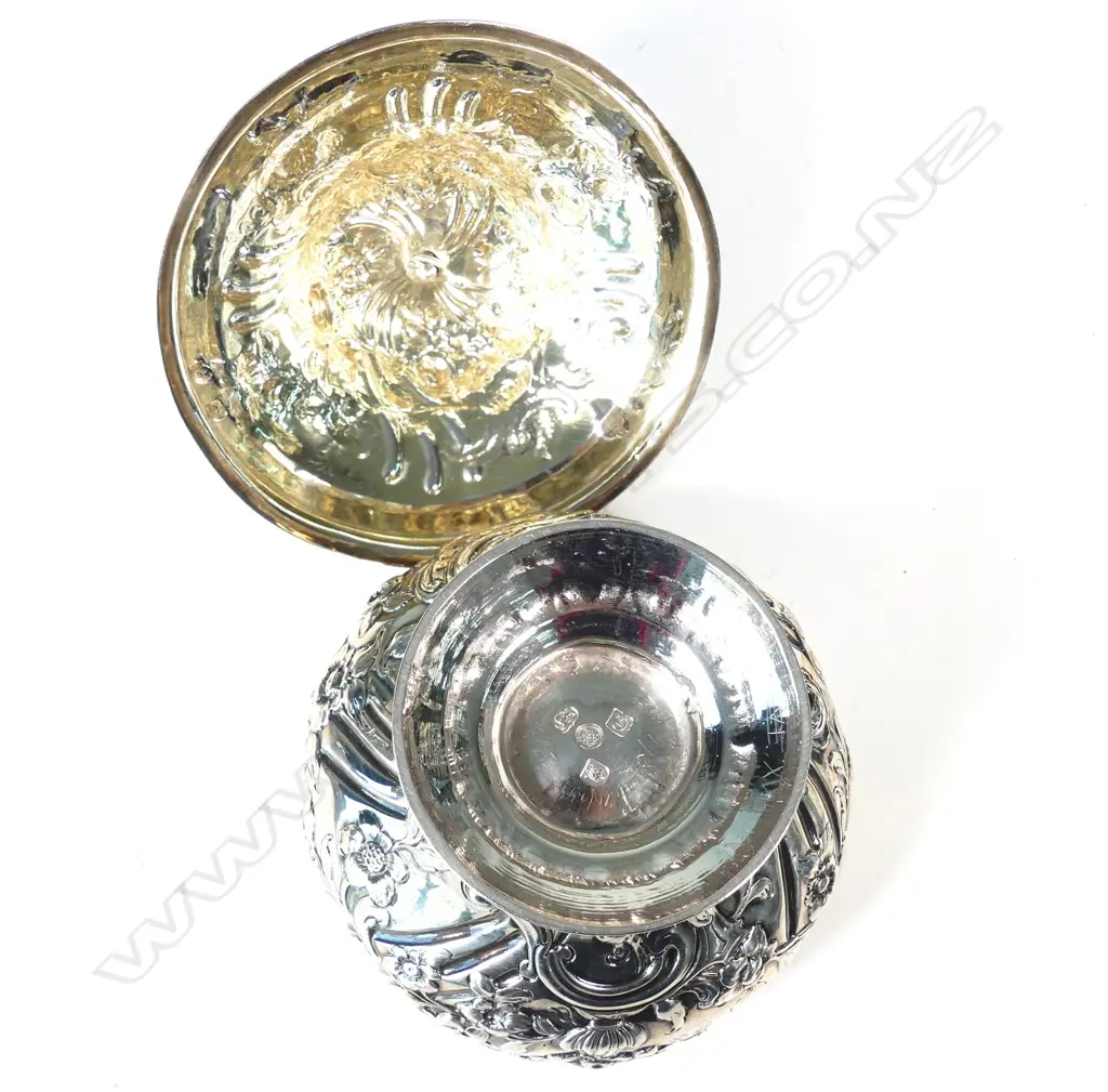 A George III silver sugar box Image 1++