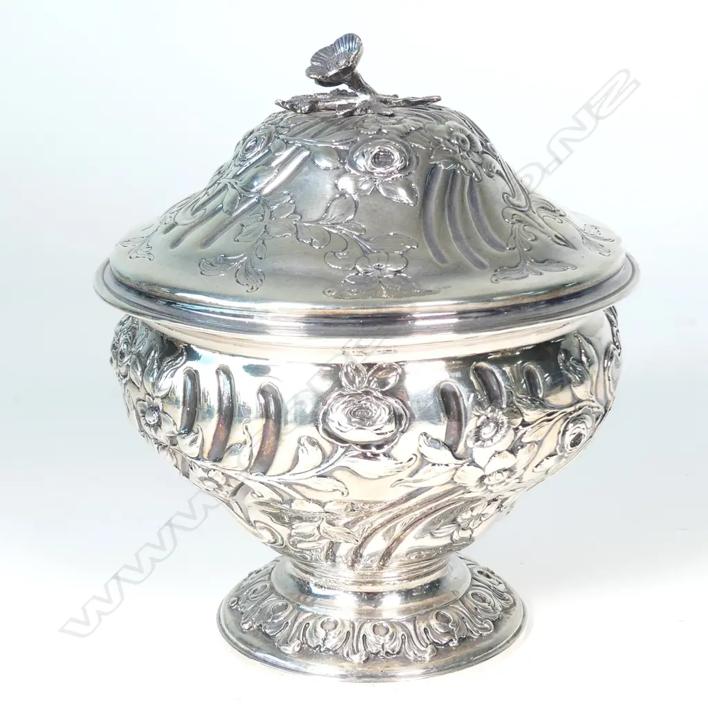 A George III silver sugar box Image 1++