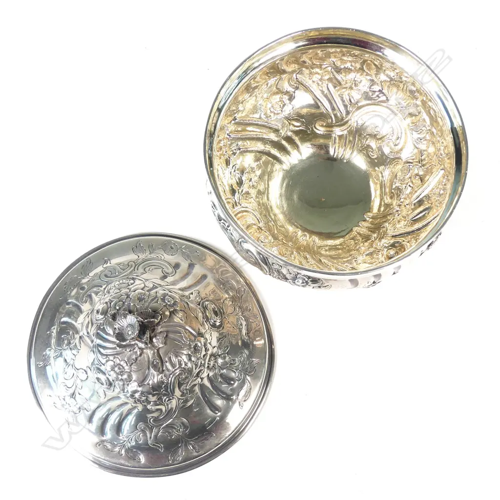 A George III silver sugar box Image 1++