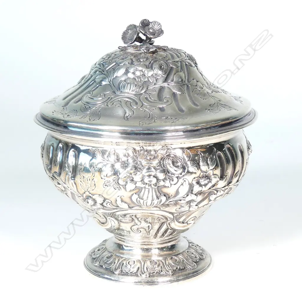 A George III silver sugar box Image 1++