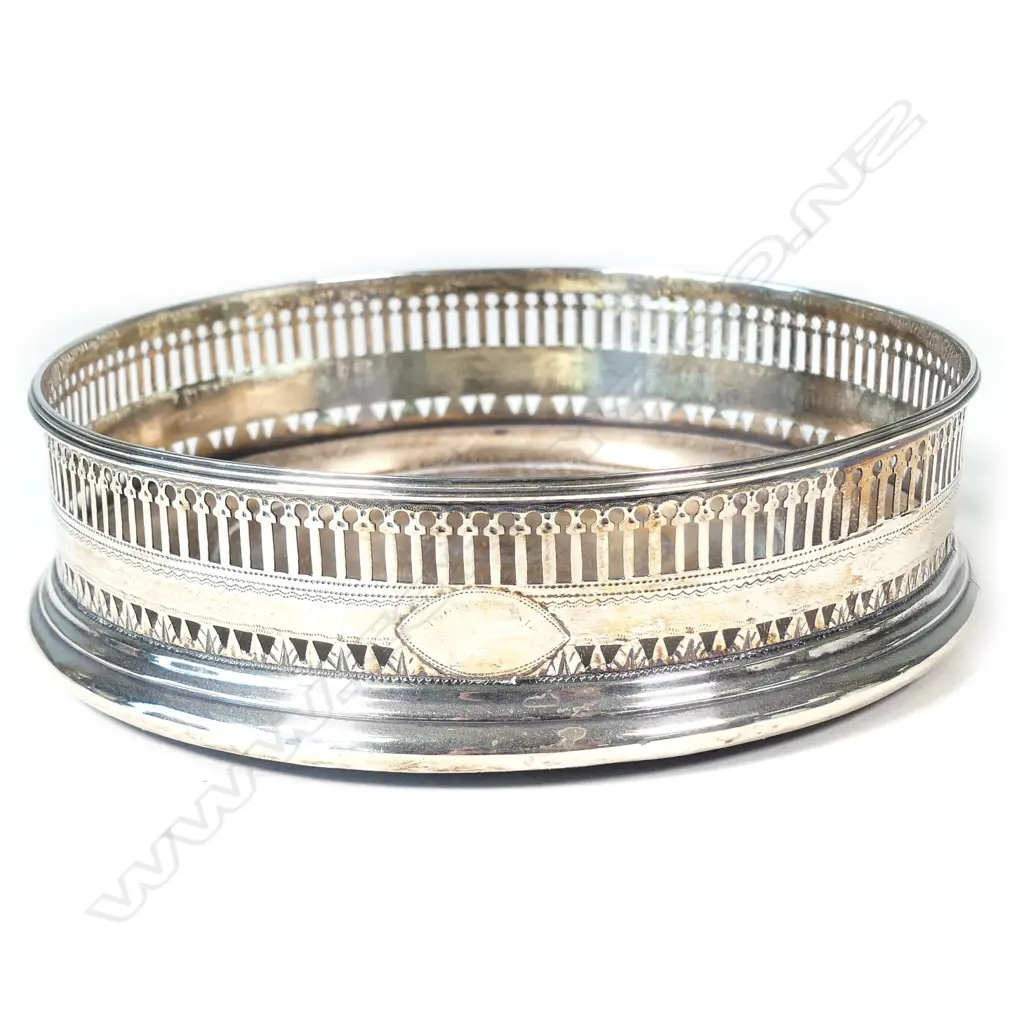 An elegant George III silver wine coaster Image 1++