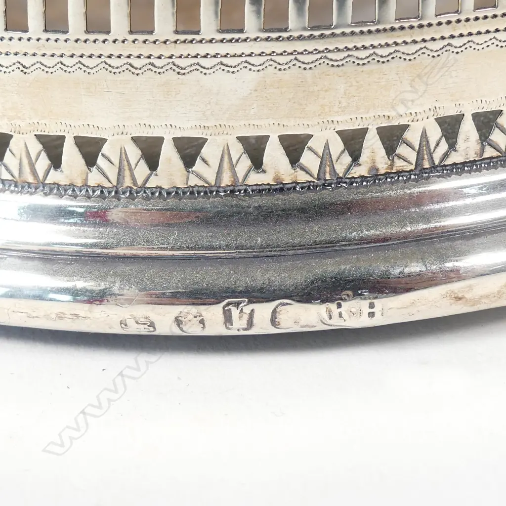 An elegant George III silver wine coaster Image 1++