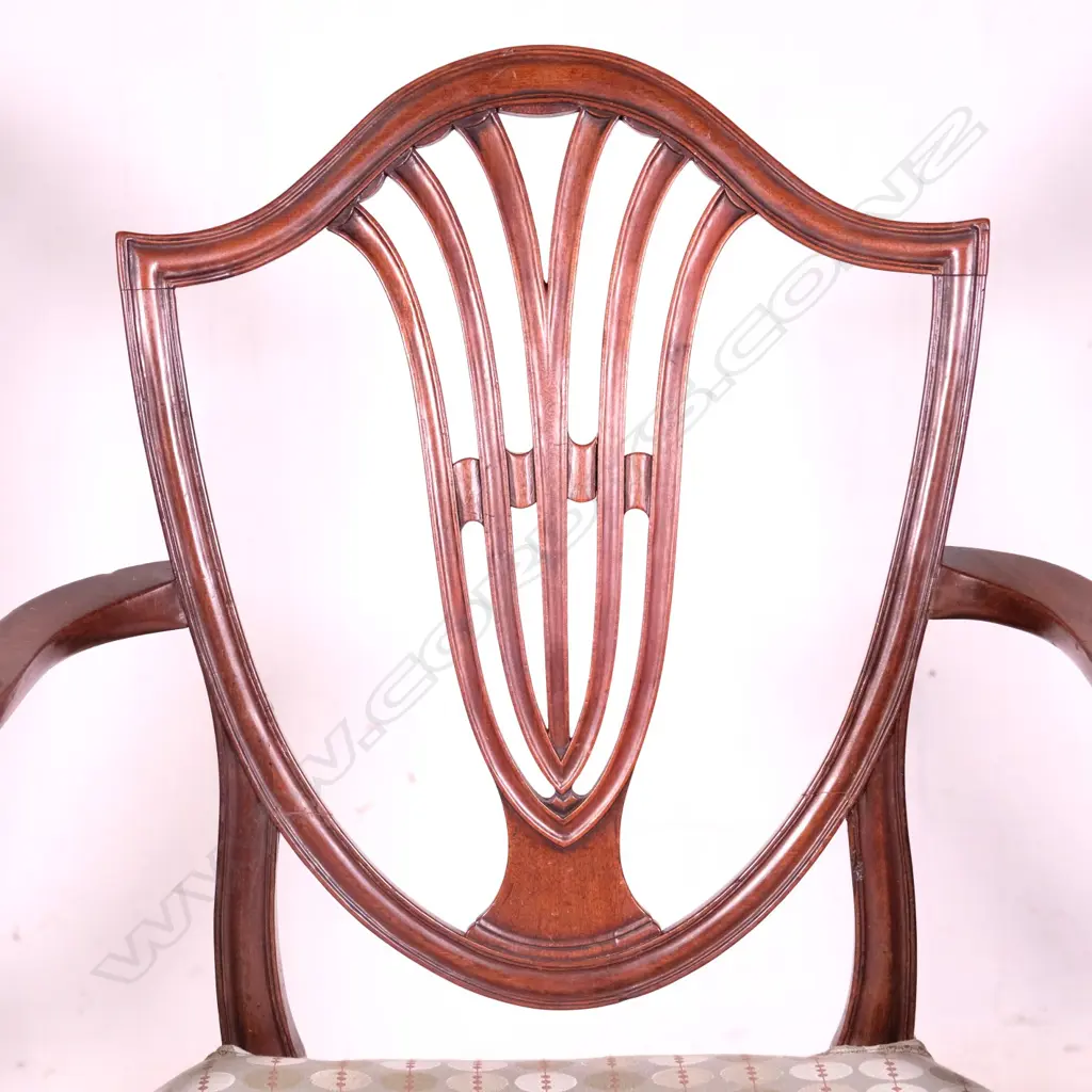 A Georgian period Hepplewhite mahogany carver chair Image 1++